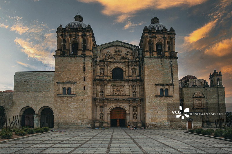瓦哈卡地标大教堂，圣母玛利亚升天教堂，位于历史市中心的主广场佐卡洛广场上图片素材