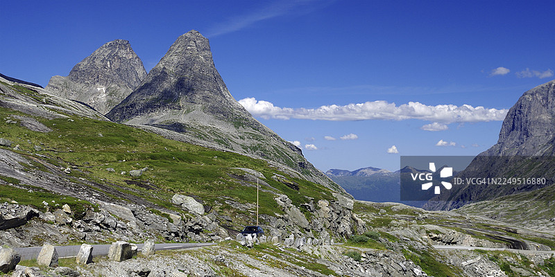 挪威安达尔斯内斯，巨魔之路，两座雄伟的山峰耸入蓝天，一条道路从旁经过图片素材