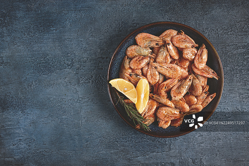 炸虾，带壳带头，未剥壳，规格70-90，蓝底，家庭自制，无人物图片素材