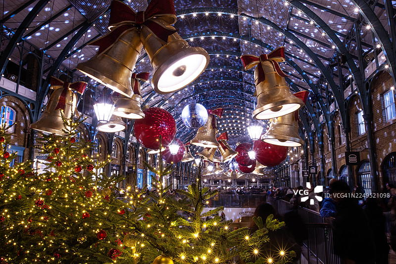 圣诞装饰点亮考文特花园图片素材
