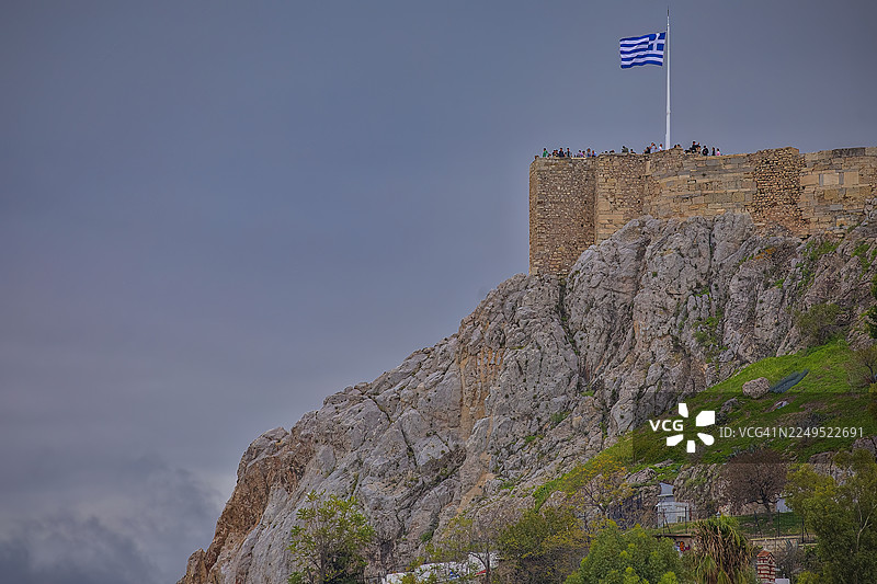 雅典卫城上的希腊国旗，雅典，希腊图片素材