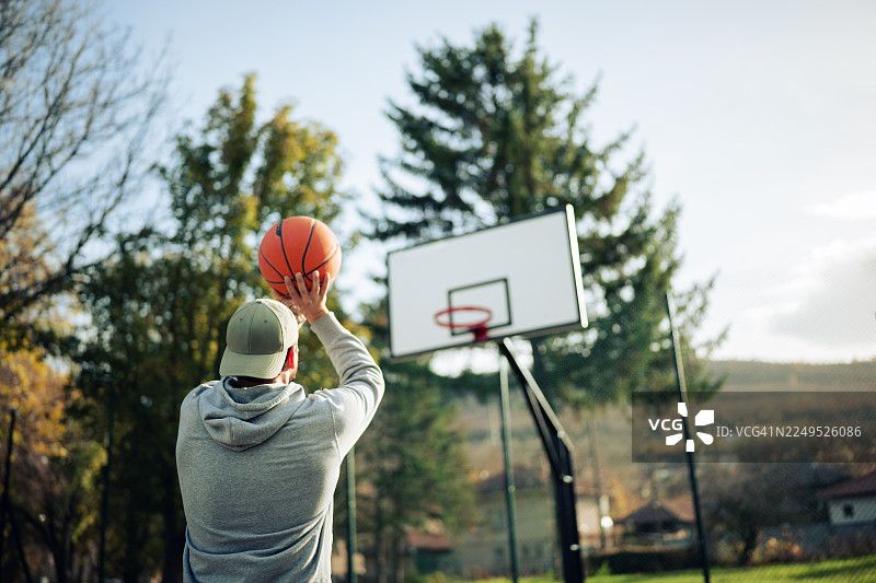 中年男性在街头打篮球玩得很开心。图片素材