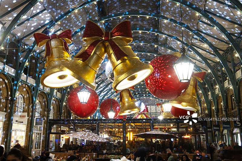 科文特花园亮起的圣诞装饰图片素材