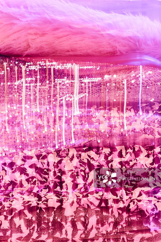 衣架上闪闪发光的奢华派对服饰的抽象模糊动态背景图片素材