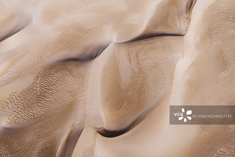 沙丘上的轮胎印图片素材