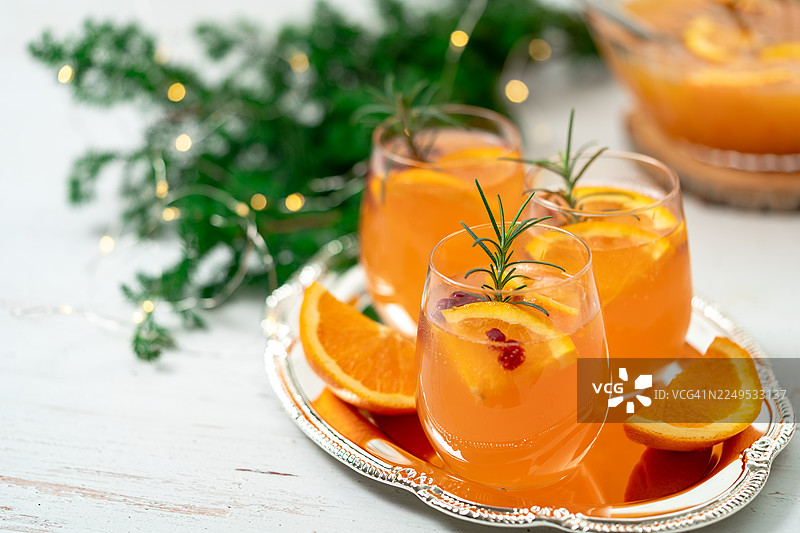 清爽蔓越莓圣诞潘趣酒，配石榴、橙子和朗姆酒图片素材