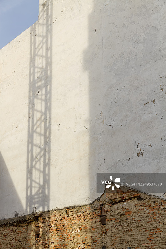 空地上墙壁上的起重机阴影图片素材