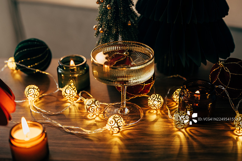 圣诞节与香槟庆祝。新年假日装饰的餐桌图片素材