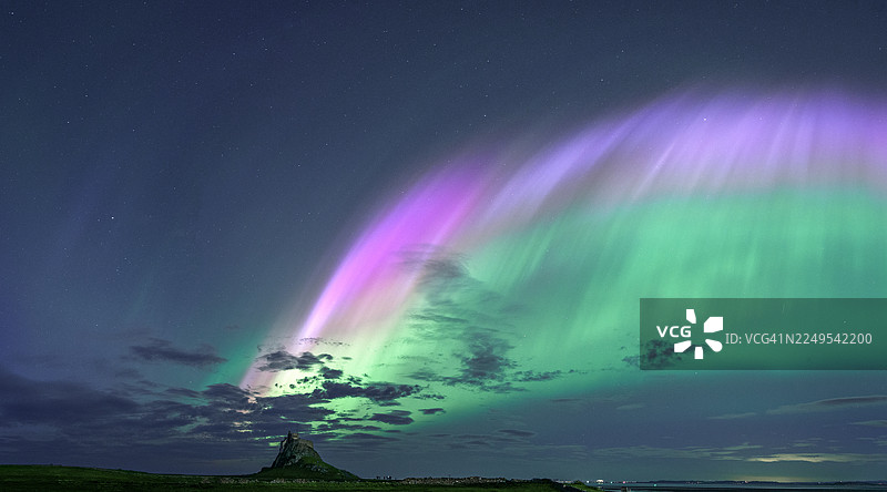 英国诺森伯兰郡的林迪斯法恩城堡与北极光图片素材