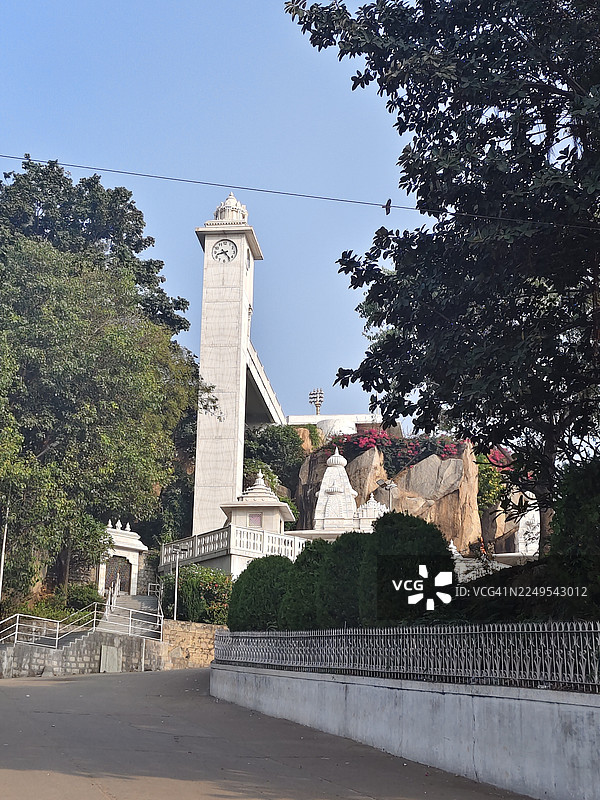 海得拉巴/特伦甘纳邦，瑙巴特帕哈德（Naubat Pahad）山顶上的比拉神庙/寺庙美景，这座小山丘高280英尺。图片素材