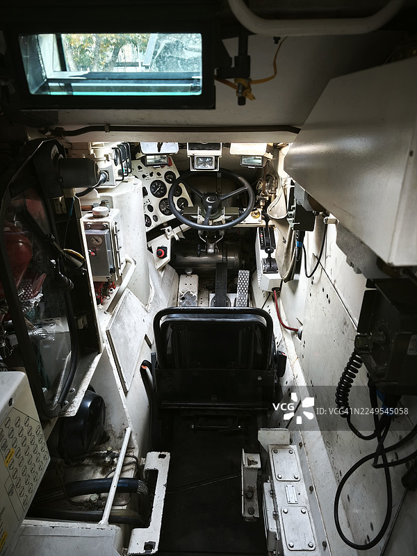 军用装甲车内部——驾驶舱、控制装置和战术设备图片素材