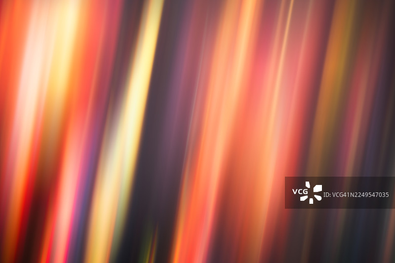 柔和的暖棕色和金色调抽象背景，带有流畅的曲线，营造出流动、金属质感和柔和的渐变效果。图片素材