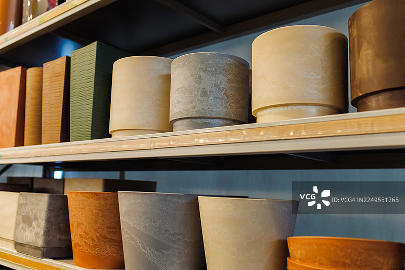 用于室内设计灵感的展厅展示：架子上摆放着大理石纹理的圆柱体和木块图片素材