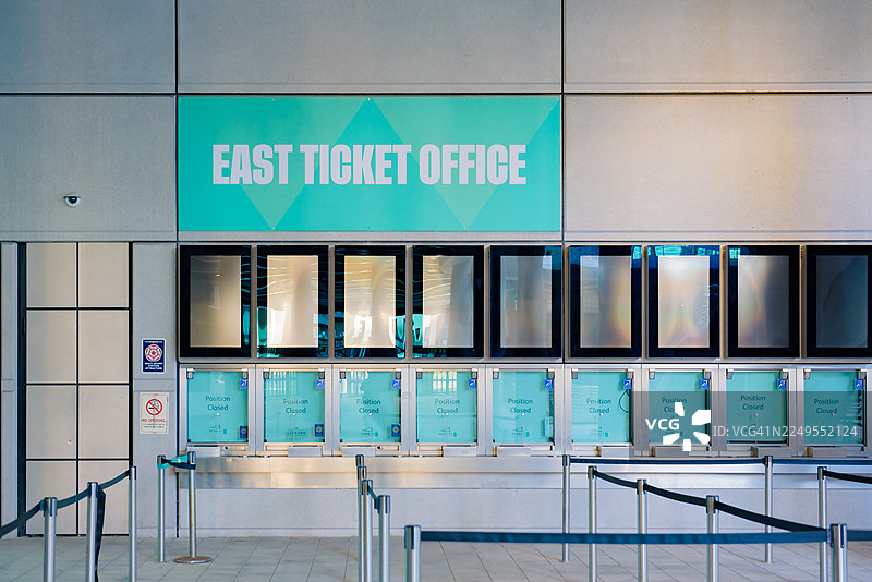 位于温布利球场内的东侧售票处已关闭，设有多个服务窗口。图片素材