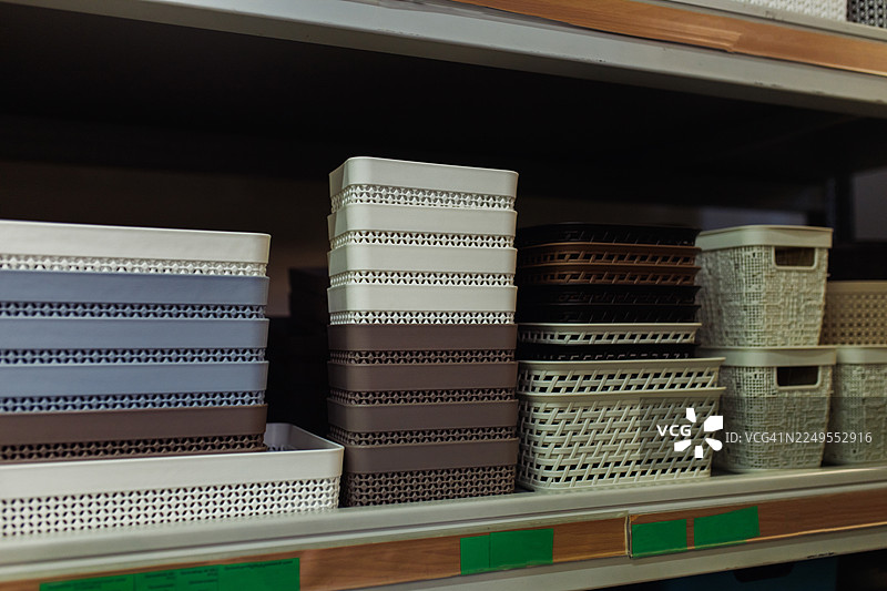 货架上的堆叠储物篮，用于零售或仓库的有序收纳解决方案图片素材