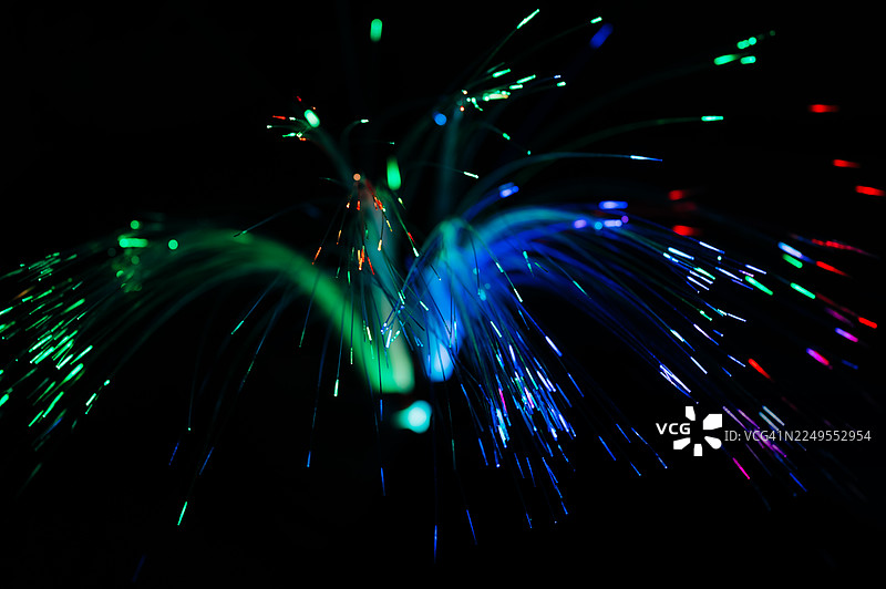 超高速互联网通信的光纤网络电缆，纤细的光线以高速传输信息。图片素材