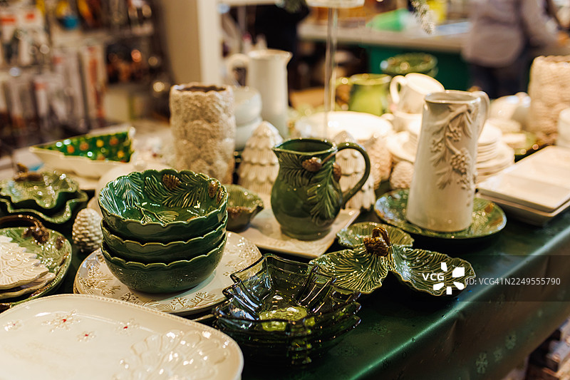 店内展示的绿色陶瓷餐具，包含碗、盘子、水壶和装饰品图片素材