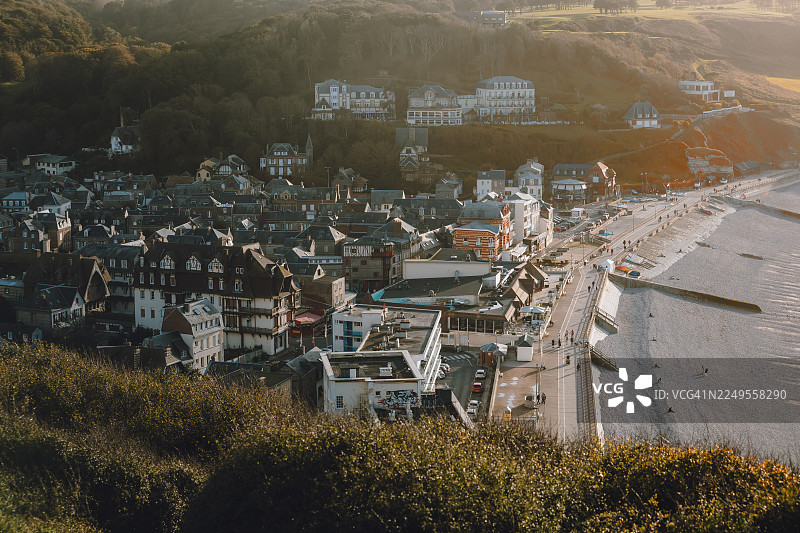 法国诺曼底埃特勒塔，金色时刻的埃特勒塔海滩和海滨长廊的航拍图图片素材