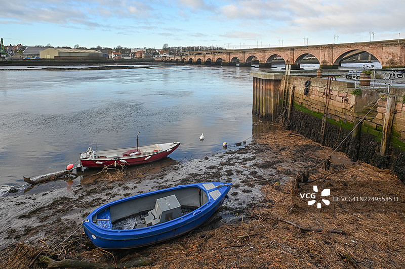 退潮时的特威德河。 伯威克镇图片素材