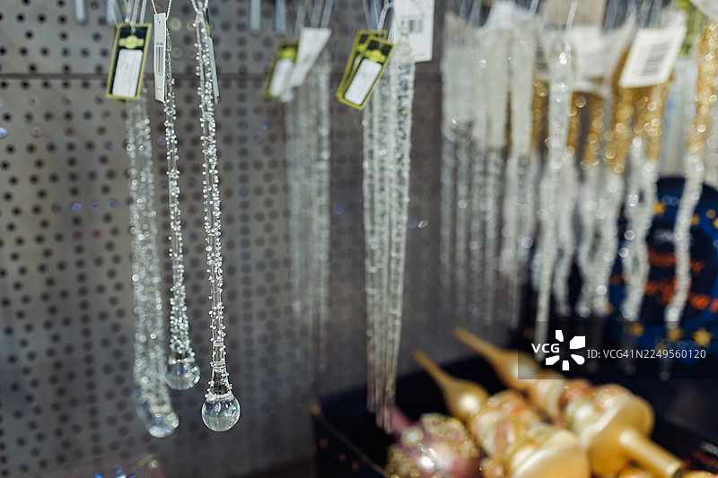 商店橱窗里用于圣诞装饰的水晶挂饰和装饰花环图片素材