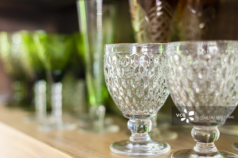 装满干净玻璃杯的橱柜图片素材