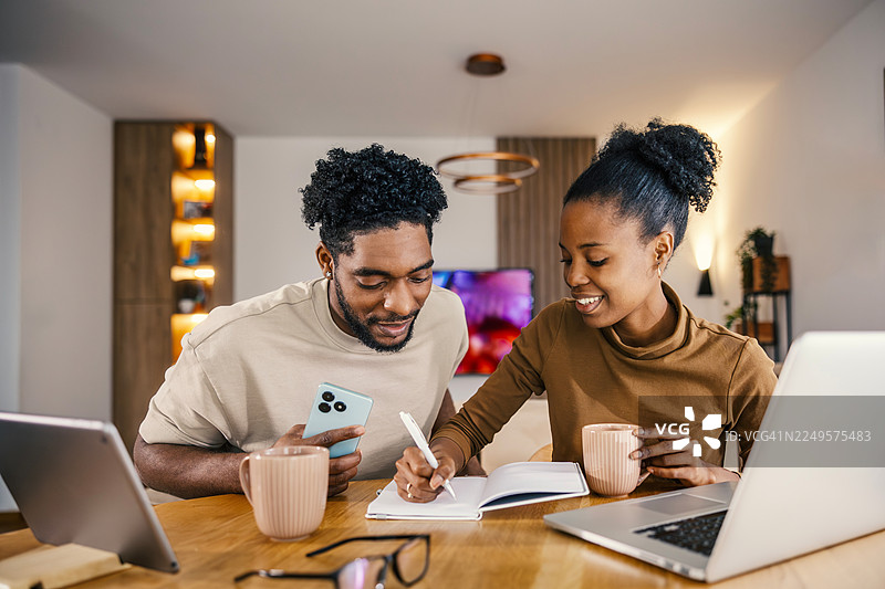 年轻夫妇一起规划家庭财务和预算图片素材