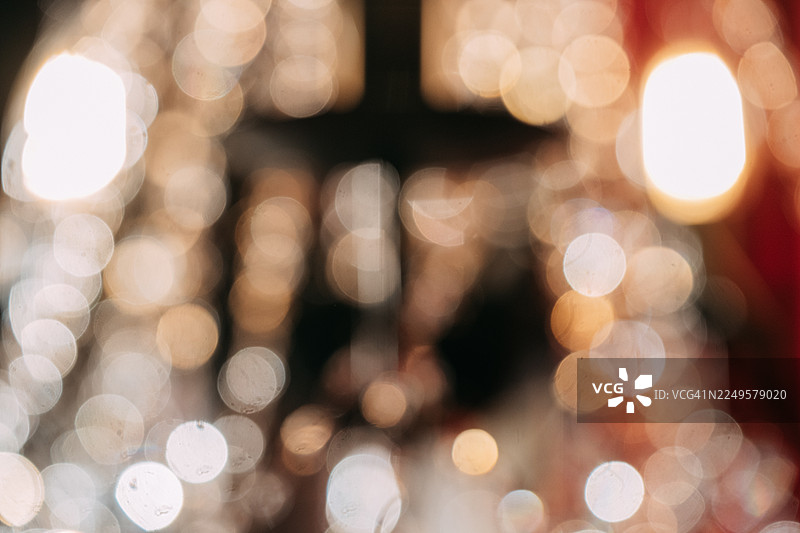 温暖的金色散景光效营造出节日感的抽象背景图片素材