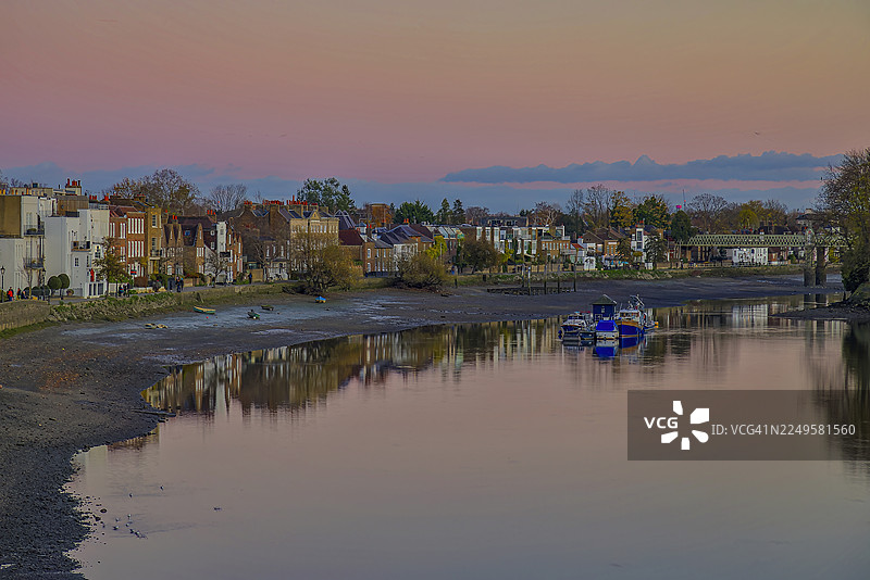 伦敦英国的斯特兰德恩格林和邱铁路桥图片素材