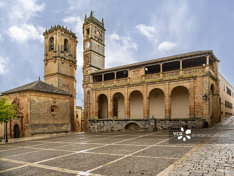 阿尔卡拉斯镇圣三一教堂塔楼和塔尔东塔楼，阿尔瓦塞特。图片素材