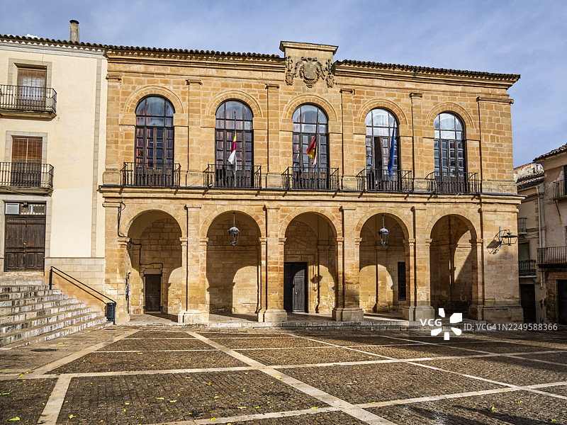 西班牙阿尔瓦塞特省阿尔卡拉斯市政厅的中世纪建筑旧外观。图片素材