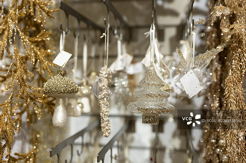 节日氛围中展示的圣诞装饰，包含玻璃挂饰和金色闪亮元素图片素材