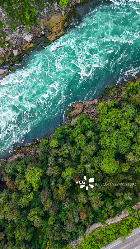 夏季尼亚加拉瀑布河流的鸟瞰图，展现了自然美景和生动的景观图片素材