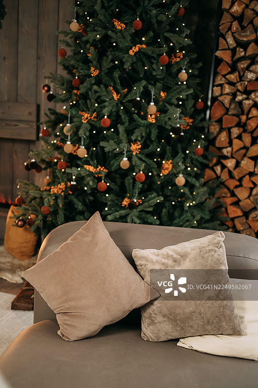 舒适的圣诞室内装饰，有装饰的圣诞树和壁炉图片素材
