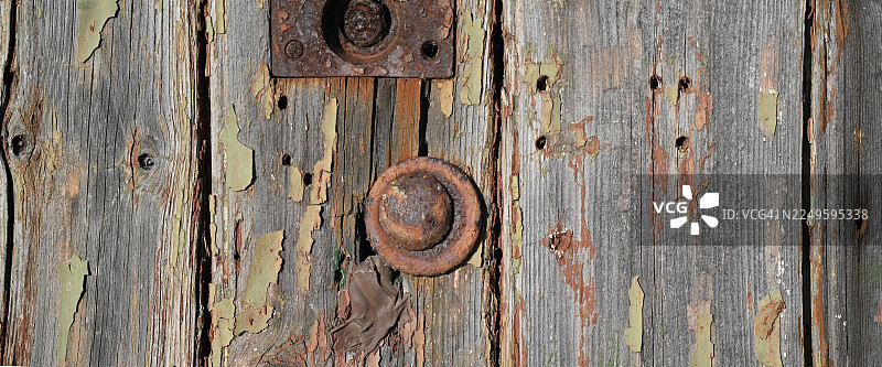 诺森伯兰生锈的挂锁和褪色的油漆图片素材