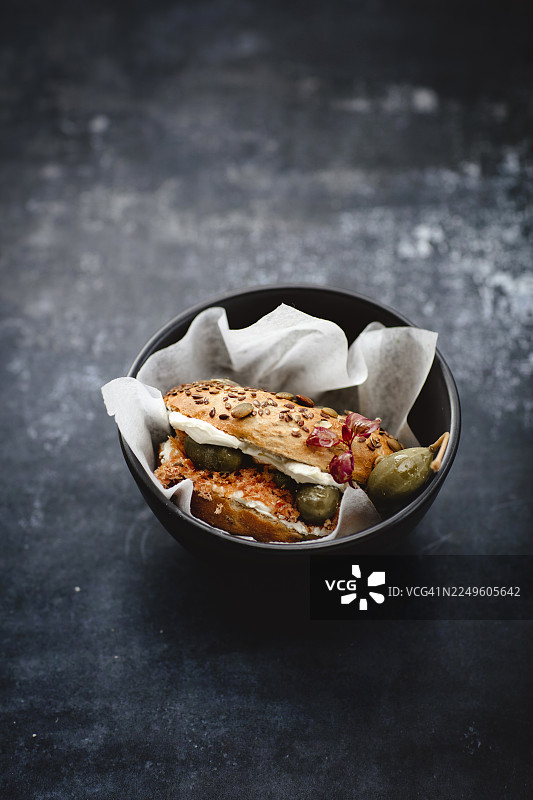 烟熏三文鱼、奶油芝士和微型蔬菜的贝果三明治图片素材