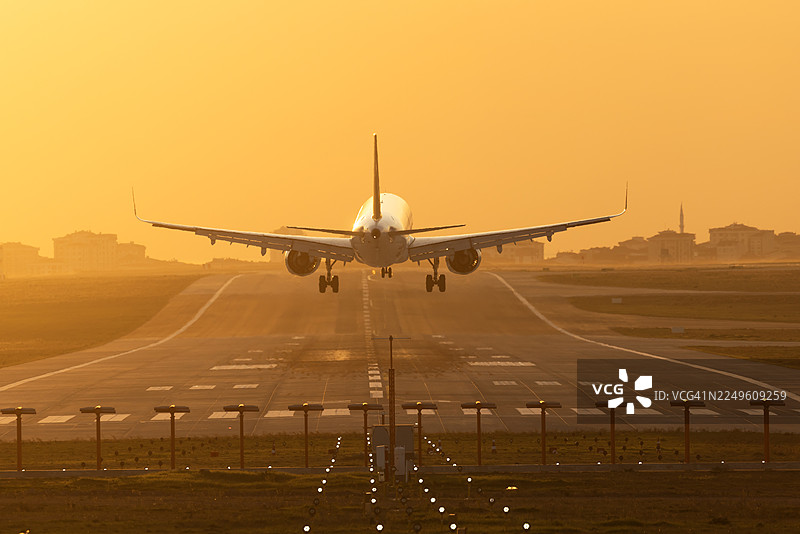 傍晚时分，一架客机正在降落图片素材