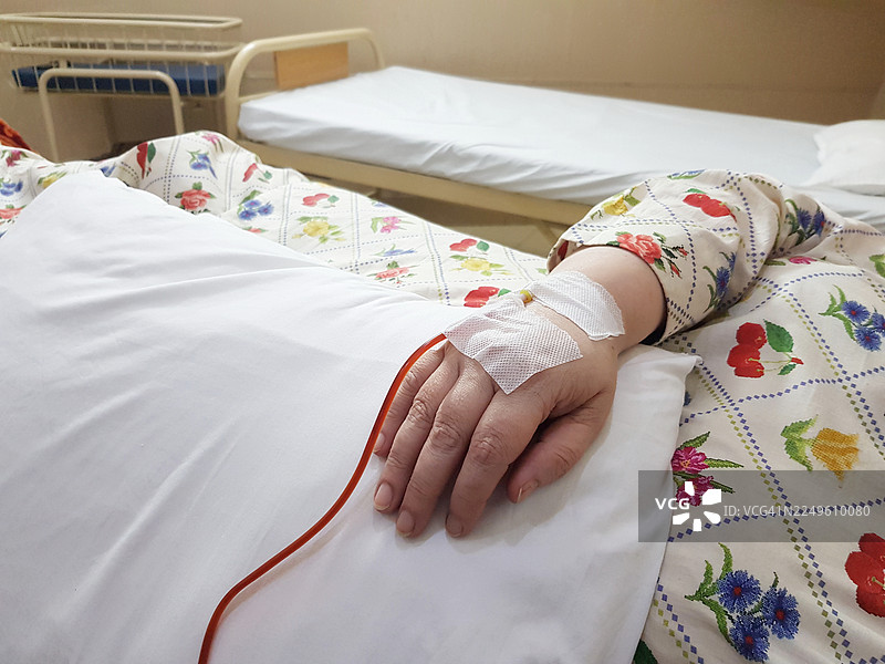 静脉注射铁剂滴入女性患者的血液中，以治疗低铁水平和缺铁性贫血。图片素材