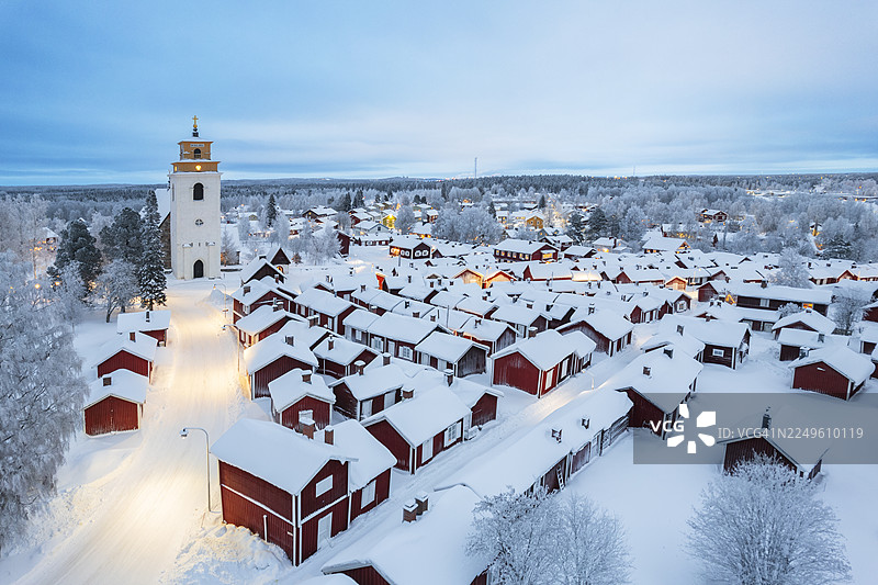 黄昏时分，瑞典吕勒奥被雪覆盖的村庄图片素材