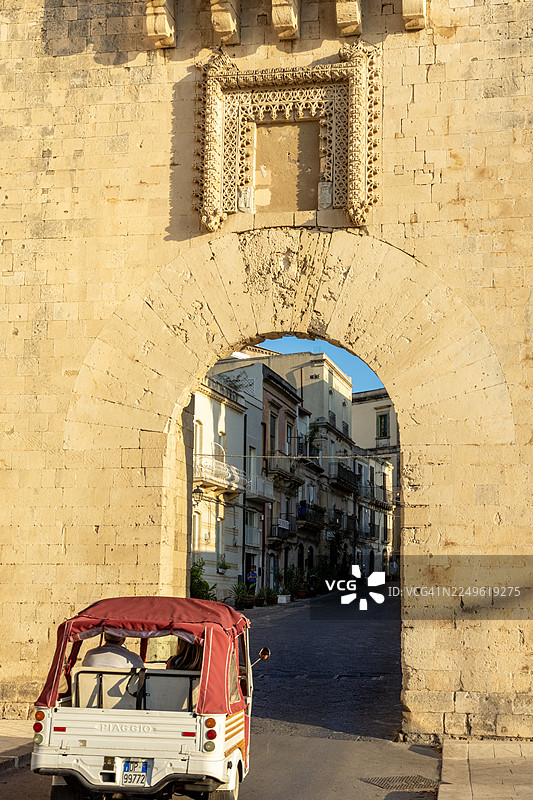 意大利西西里锡拉库萨奥提伽的海洋门（Porta Marina）图片素材