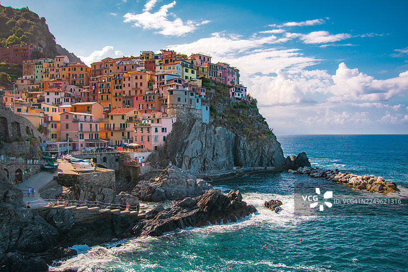 意大利五渔村马拉纳拉镇的全景，夏天，色彩缤纷的房屋图片素材