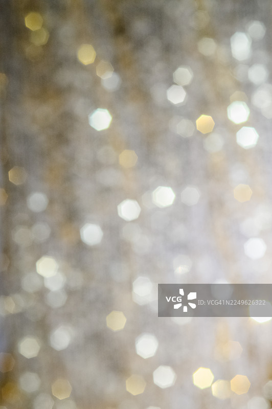 抽象金色闪光散景，带有闪烁的光芒图片素材