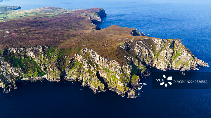 爱尔兰多尼戈尔郡野大西洋之路霍恩角悬崖的鸟瞰图，崎岖的海崖，绿色的斜坡和戏剧性的岩石构造，沿海景观和自然旅游概念图片素材