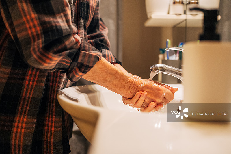 老年人在用肥皂和水洗手图片素材