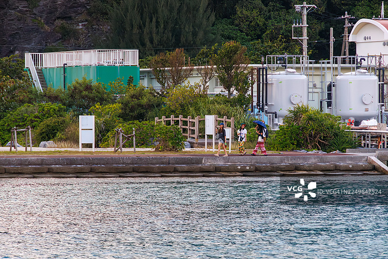 村营渡轮“三岛”号连接着周边岛屿。有游客在看海。图片素材