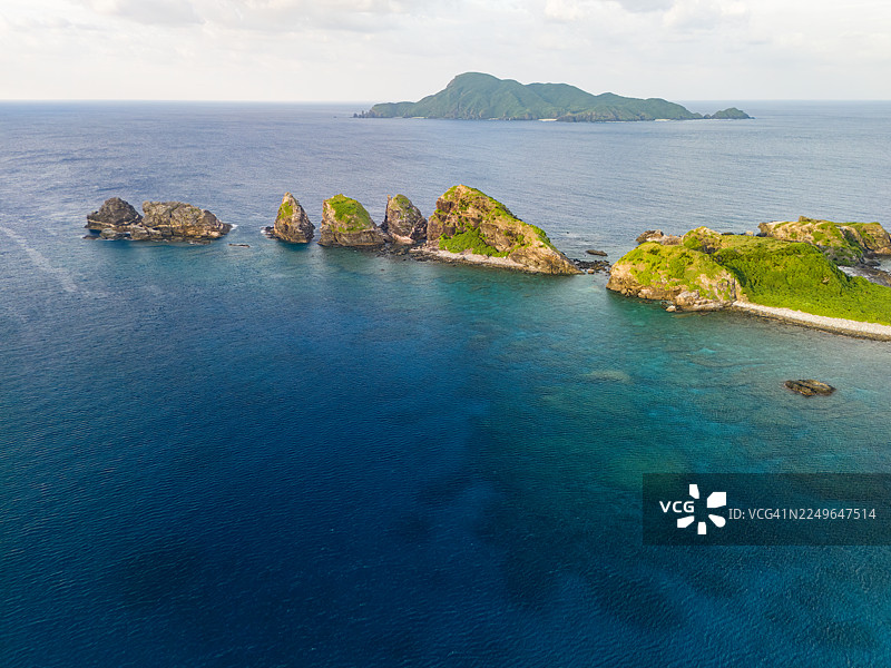 在庆良间群岛拍摄的日出。经许可的无人机航拍。位于冲绳阿嘉岛的米纳滨海滩。可以看到座间味村久场岛的崎原沙洲。像热带天堂般的偏远岛屿。庆良间群岛,岛尻郡-2025图片素材