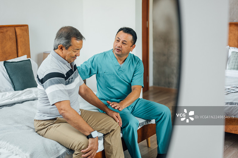 居家肩部和手部疼痛物理治疗图片素材