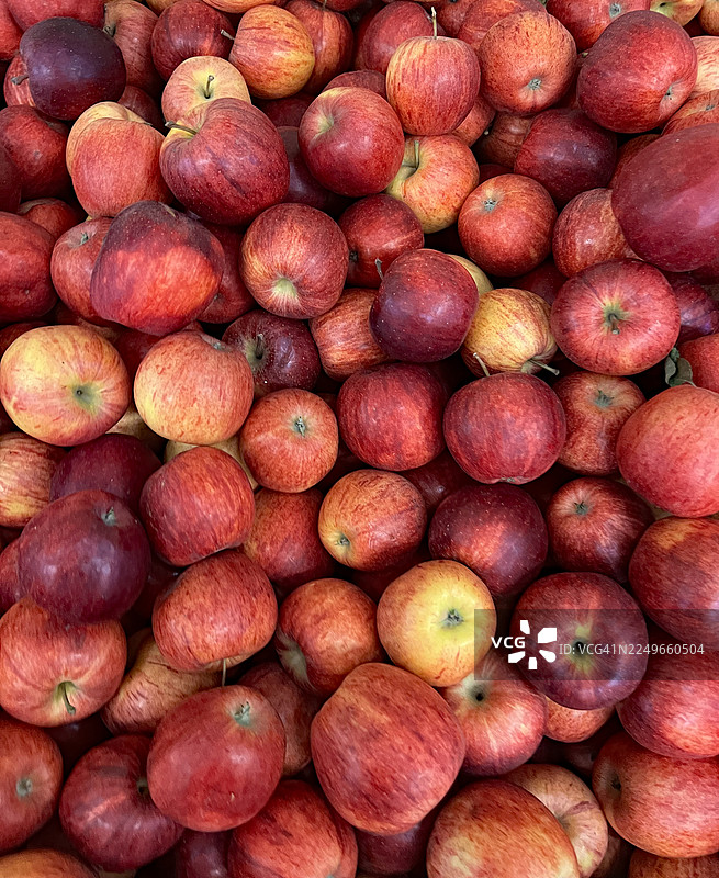 室内市场待售的新鲜红苹果堆图片素材