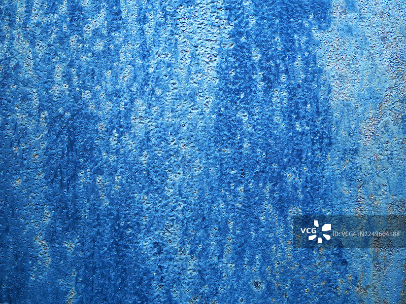 蓝色油漆的老旧金属板特写，有纹理且饱经风霜。自然光和色彩。法国巴黎。图片素材