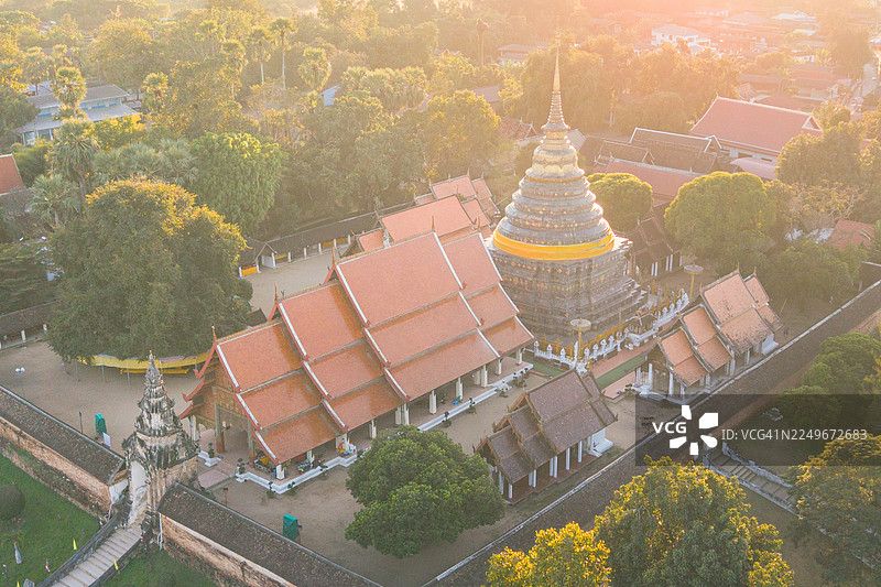 泰国兰纳府兰帕的兰帕佛寺，是该市最受欢迎的寺庙，其航拍景象。图片素材