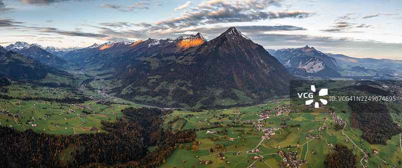 瑞士阿尔卑斯山全景。伯尔尼高地，瑞士图片素材